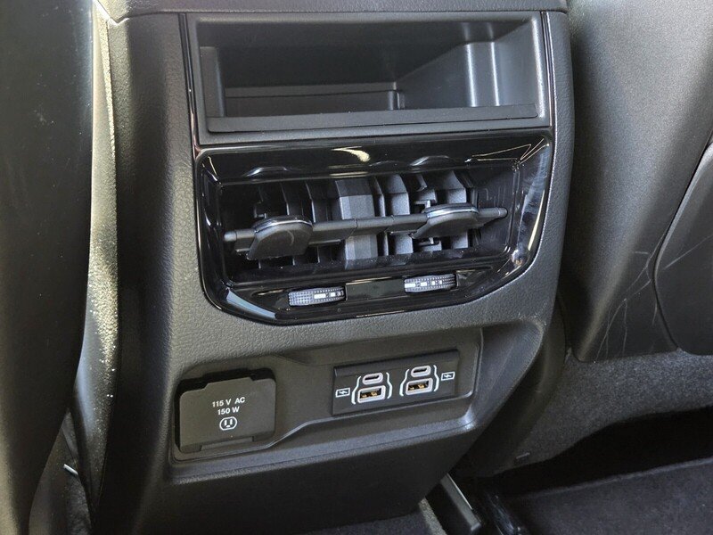 Used 2025 White/off-white Jeep  image 17
