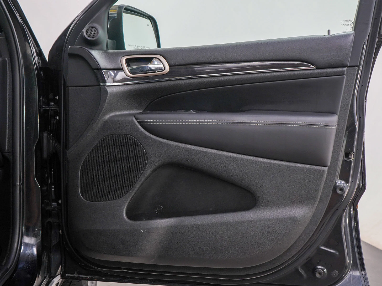 Used 2016 Brilliant Black Crystal Pearlcoat Jeep Overland image 9