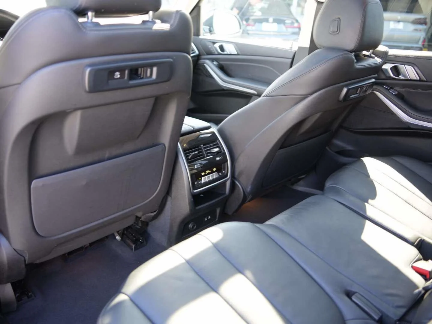 Used 2022 Mineral White Metallic BMW xDrive40i Sports Activity Vehicle image 10
