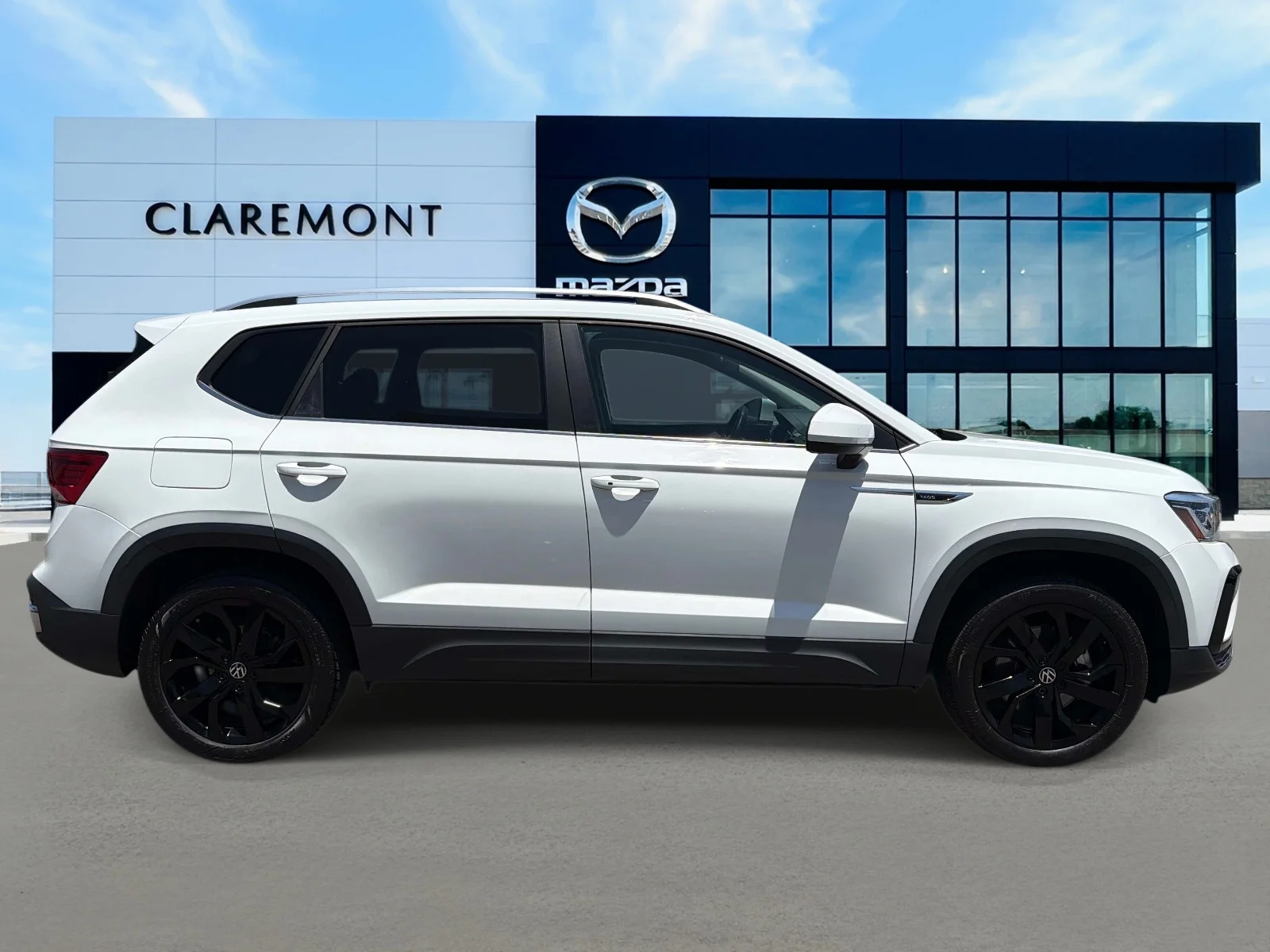 Used 2022 Pure White Volkswagen SEL FWD image 4