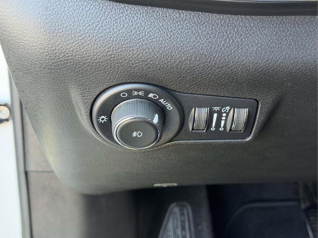 Used 2022 Bright White Clearcoat Jeep Limited image 18