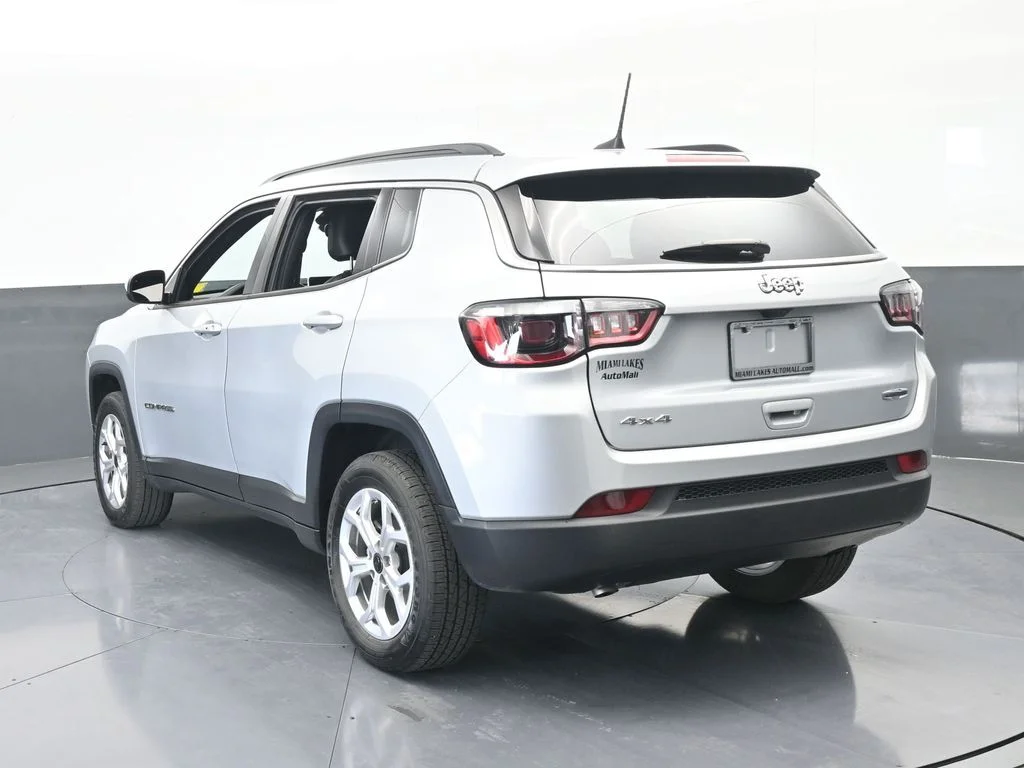 Used 2025 Silver Zynith Metallic Clearcoat Jeep Latitude image 4