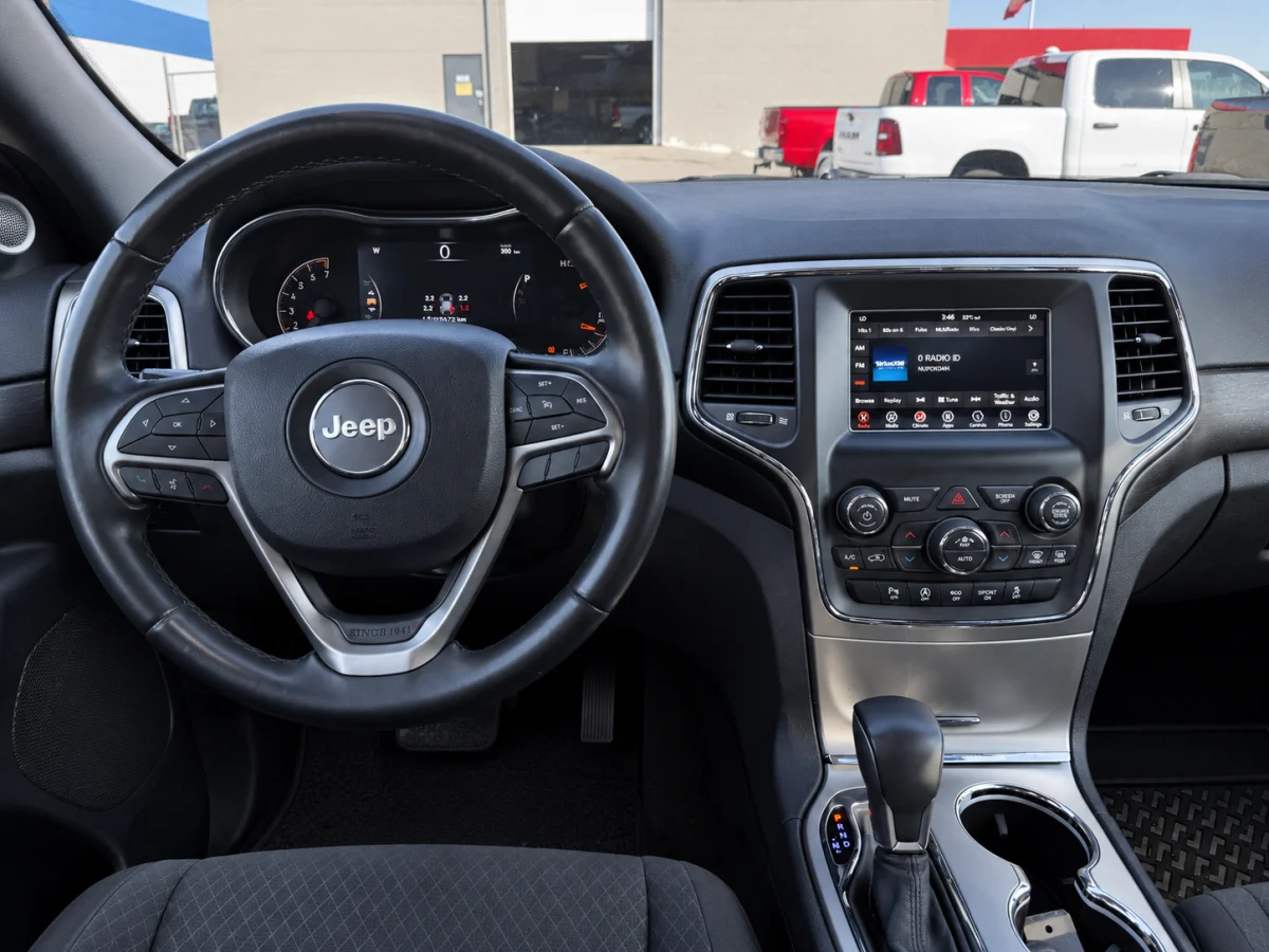 Used 2018 Red Jeep Laredo 4wd image 16