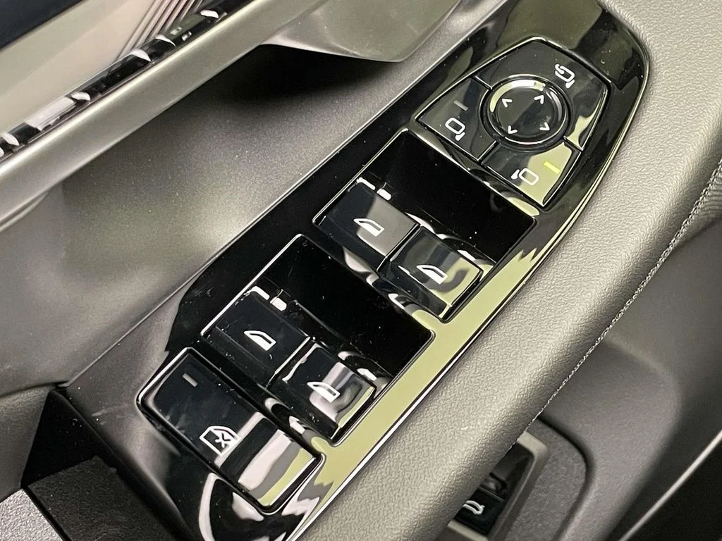 New 2026 White BMW xDrive40 image 31
