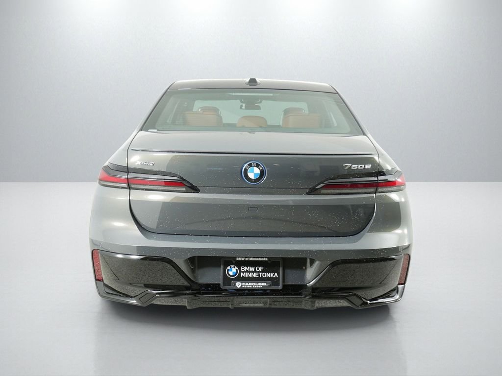 2025 BMW 7 Series 750e - Photo 9