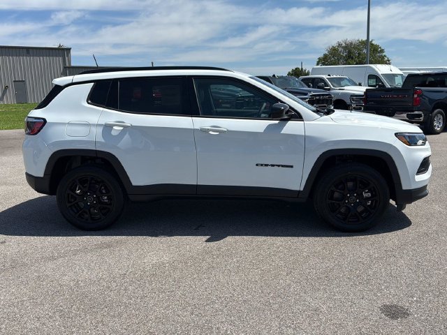 New 2026 Bright White Clear-Coat Exterior Paint Jeep Latitude image 7