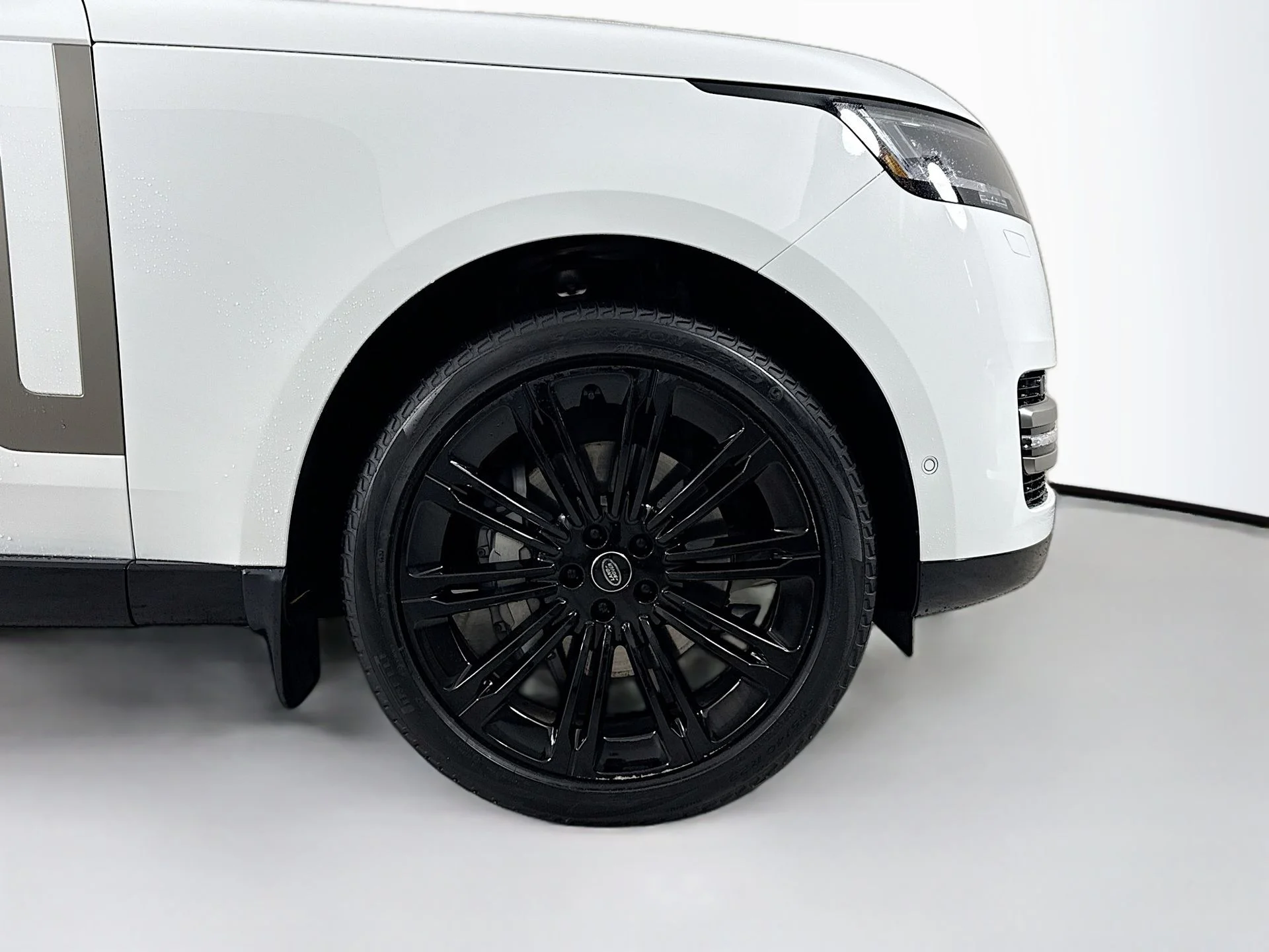 Used 2024 Fuji White Land Rover SE image 27
