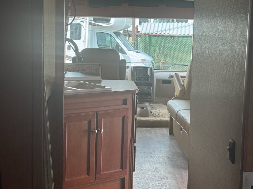 Used 2017  Winnebago 31BE image 5