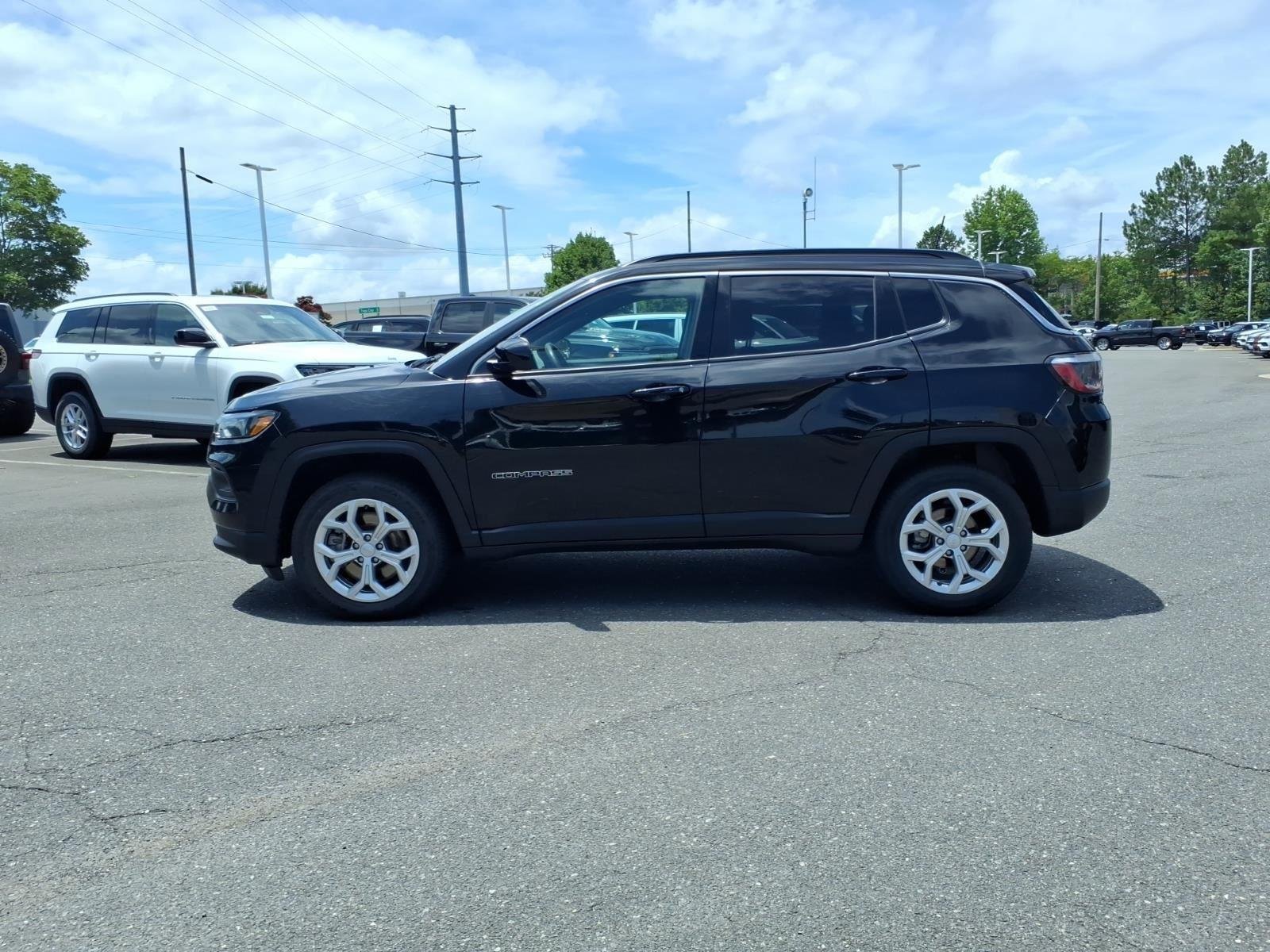 Used 2024 Diamond Black Crystal Pearlcoat Jeep Latitude image 3