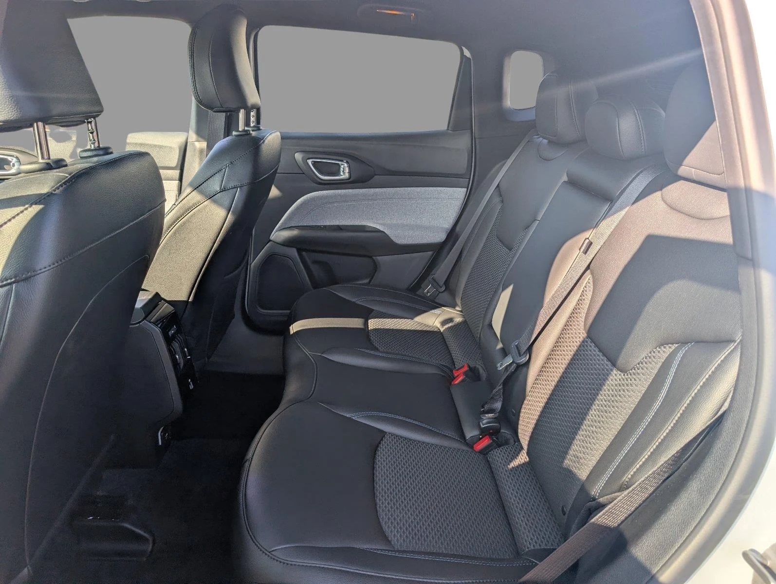 Used 2025 Bright White Clearcoat Jeep Latitude image 34