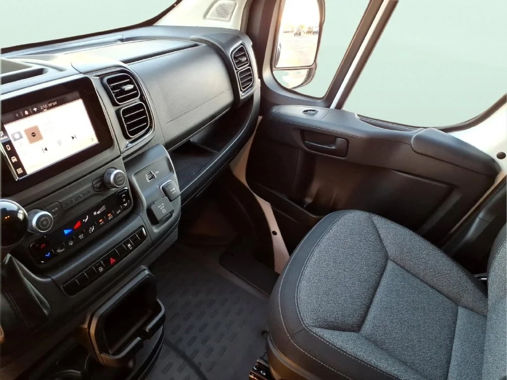 Used 2025 White Ram Base image 17