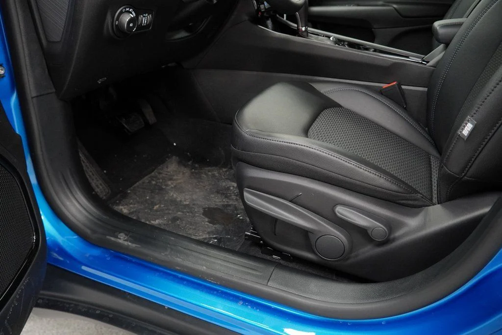 New 2026 Hydro Blue Pearlcoat Jeep Latitude image 30