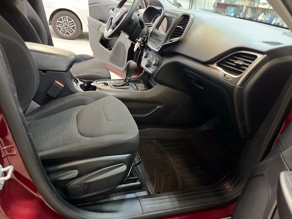 Used 2019 Red Jeep Latitude image 28
