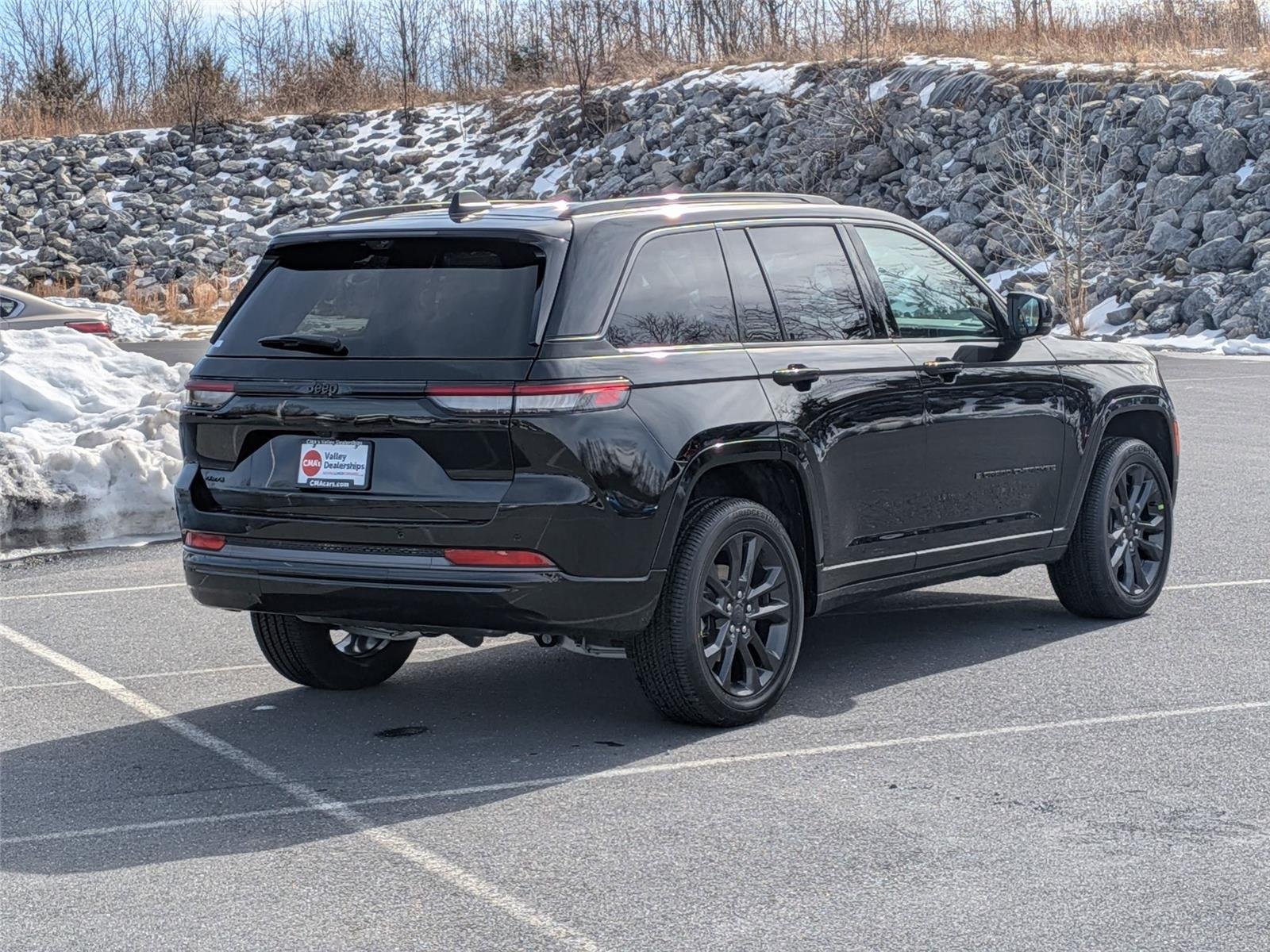 New 2026 Diamond Black Crystal Pearl-Coat Exterior Paint Jeep Limited Reserve image 5