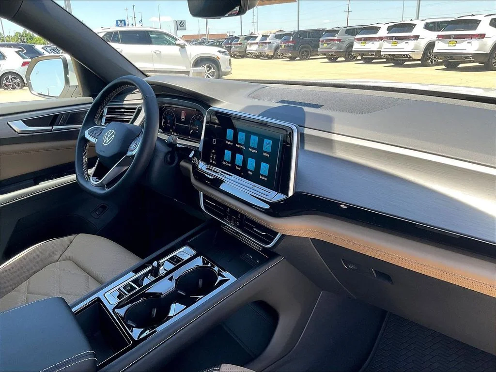 New 2026 White Volkswagen 2.0T SE w/Technology image 33