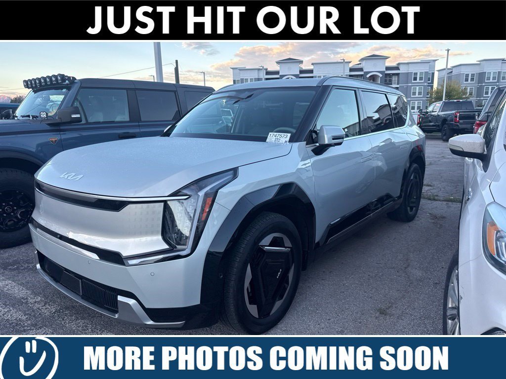 Used 2024 Ivory Silver Kia Land image 3