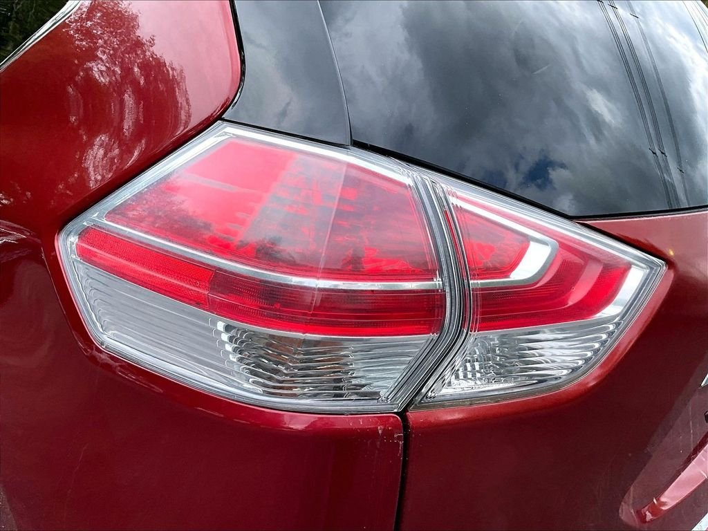 Used 2016 Cayenne Red Nissan SV image 33