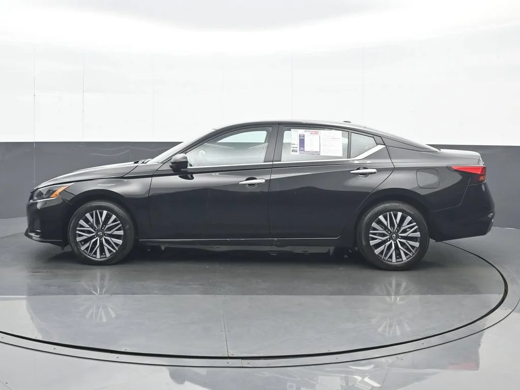 Used 2025 Black Nissan 2.5 SV image 3