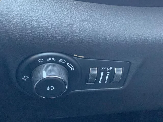 New 2026 White Jeep Latitude image 35