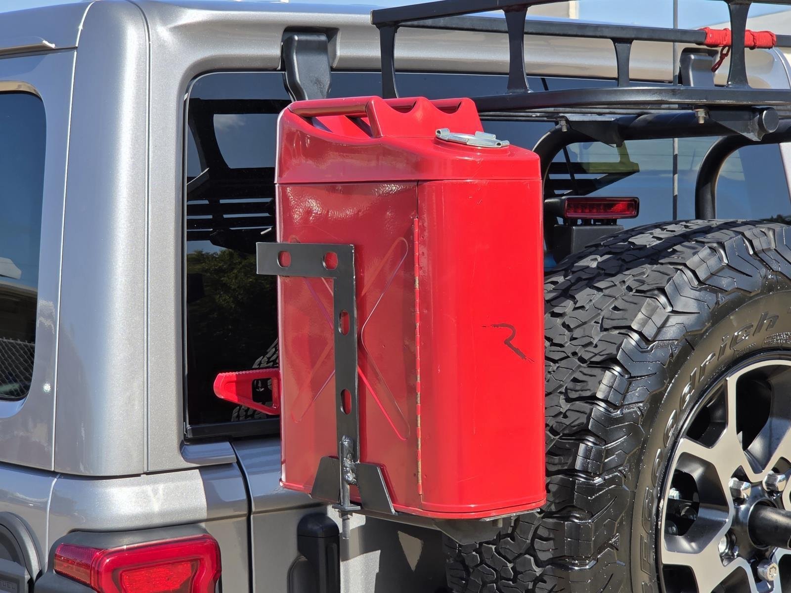Used 2018 Firecracker Red Clearcoat Jeep Rubicon image 9