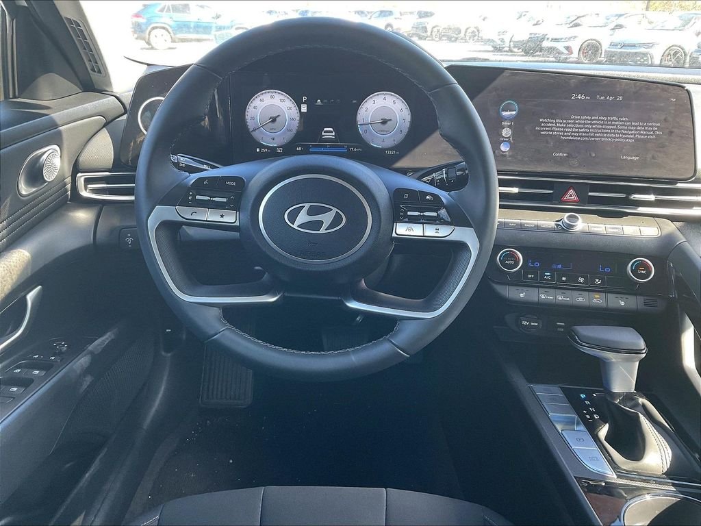 Used 2025 White Hyundai SEL Convenience image 17