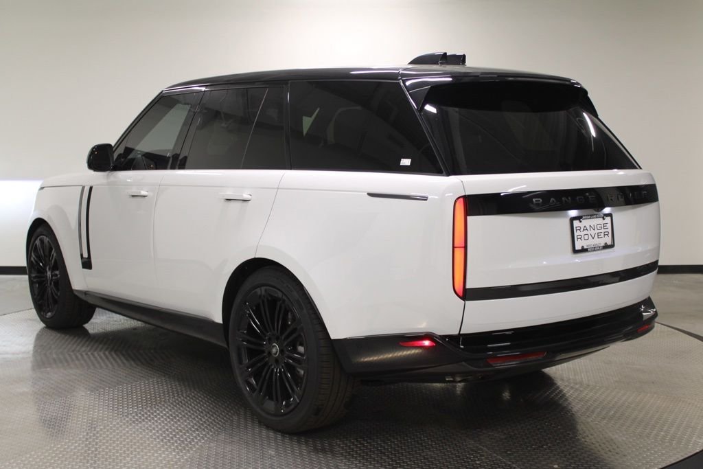 Used 2025 White Land Rover SE image 3