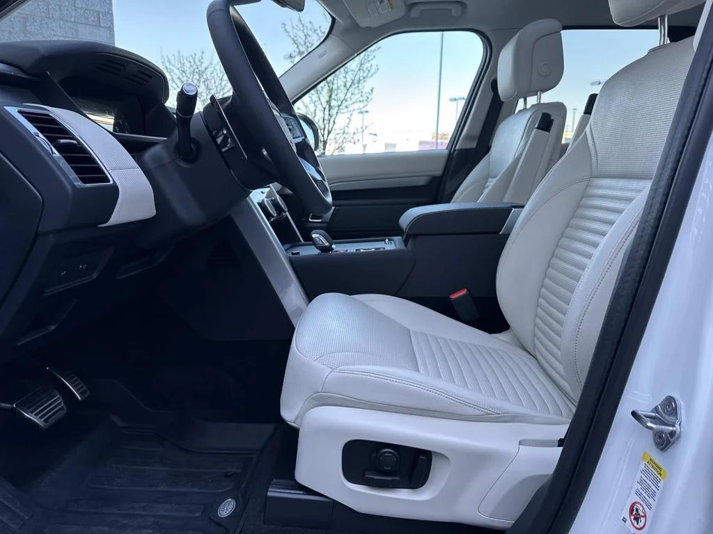 Certified Used 2025 White Land Rover Dynamic SE image 19