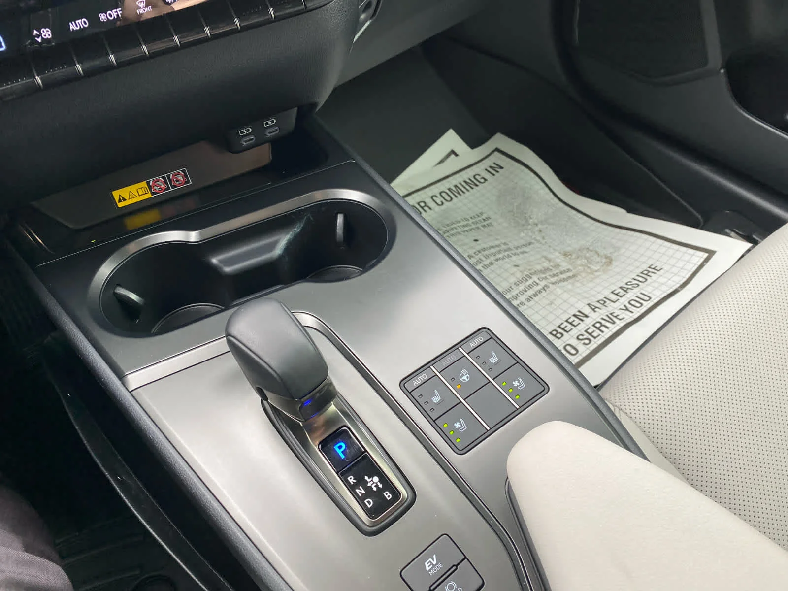 Used 2025  Lexus UX 300h image 18