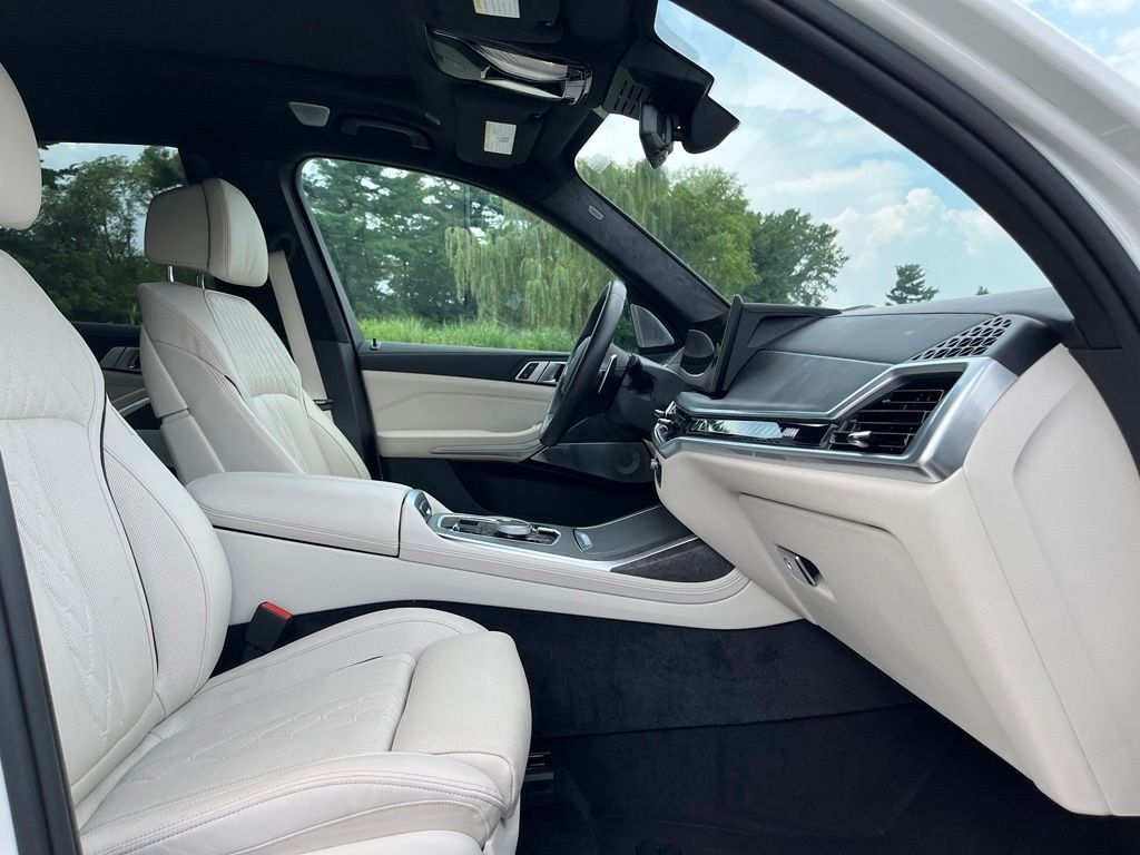 Certified Used 2024 Alpine White BMW M60i image 30