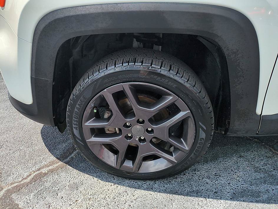 Used 2020 Alpine White Clearcoat Jeep High Altitude image 12