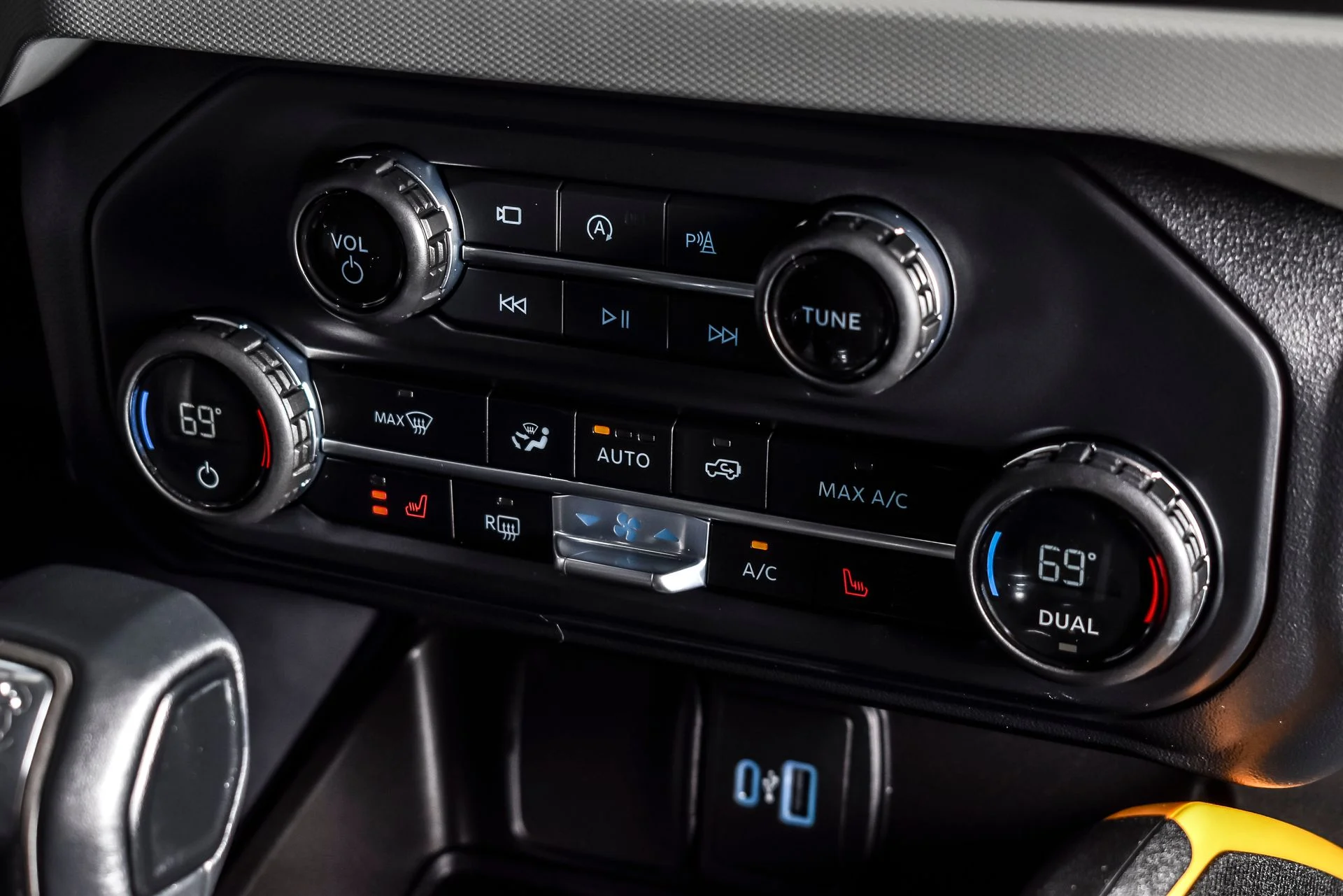 Used 2023 Cactus Gray Ford Badlands image 29