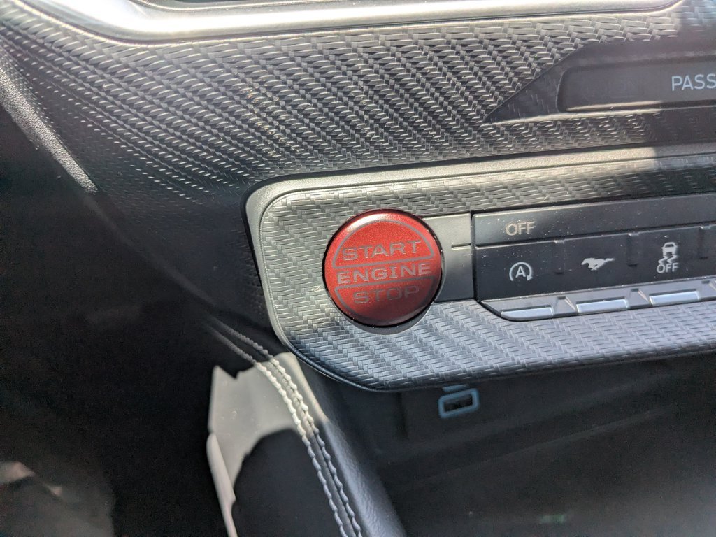 Used 2025  Ford GT Premium image 18