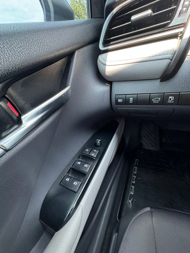 Used 2019 Midnight Black Metallic Toyota LE image 13