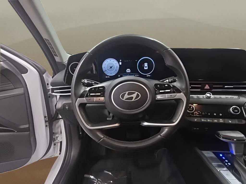 Used 2025 White Hyundai SEL Convenience image 22