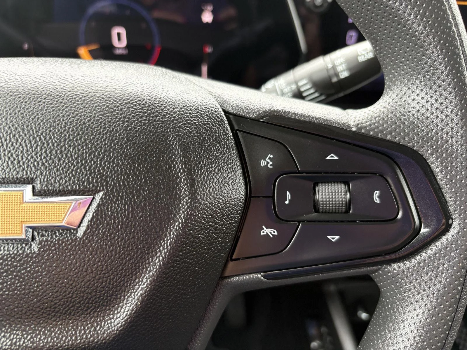 Used 2025 Summit White Chevrolet LT image 24