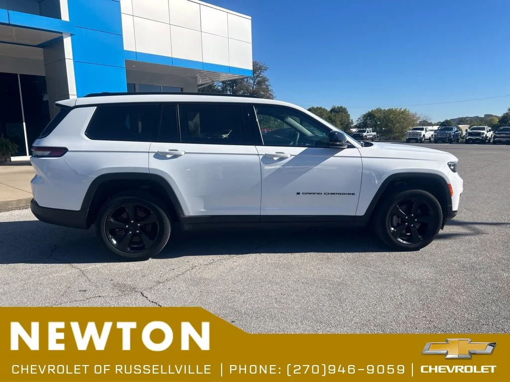 Used 2024 Bright White Clearcoat Jeep Altitude image 17