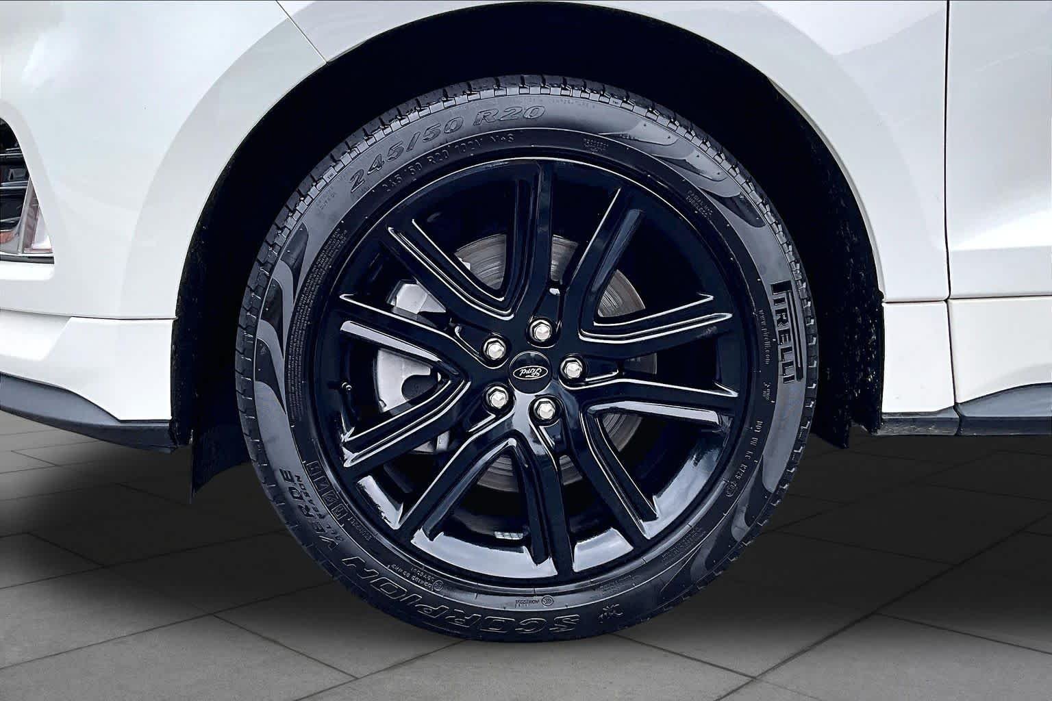 Used 2023 Star White Metallic Tri-Coat Ford ST-Line image 10