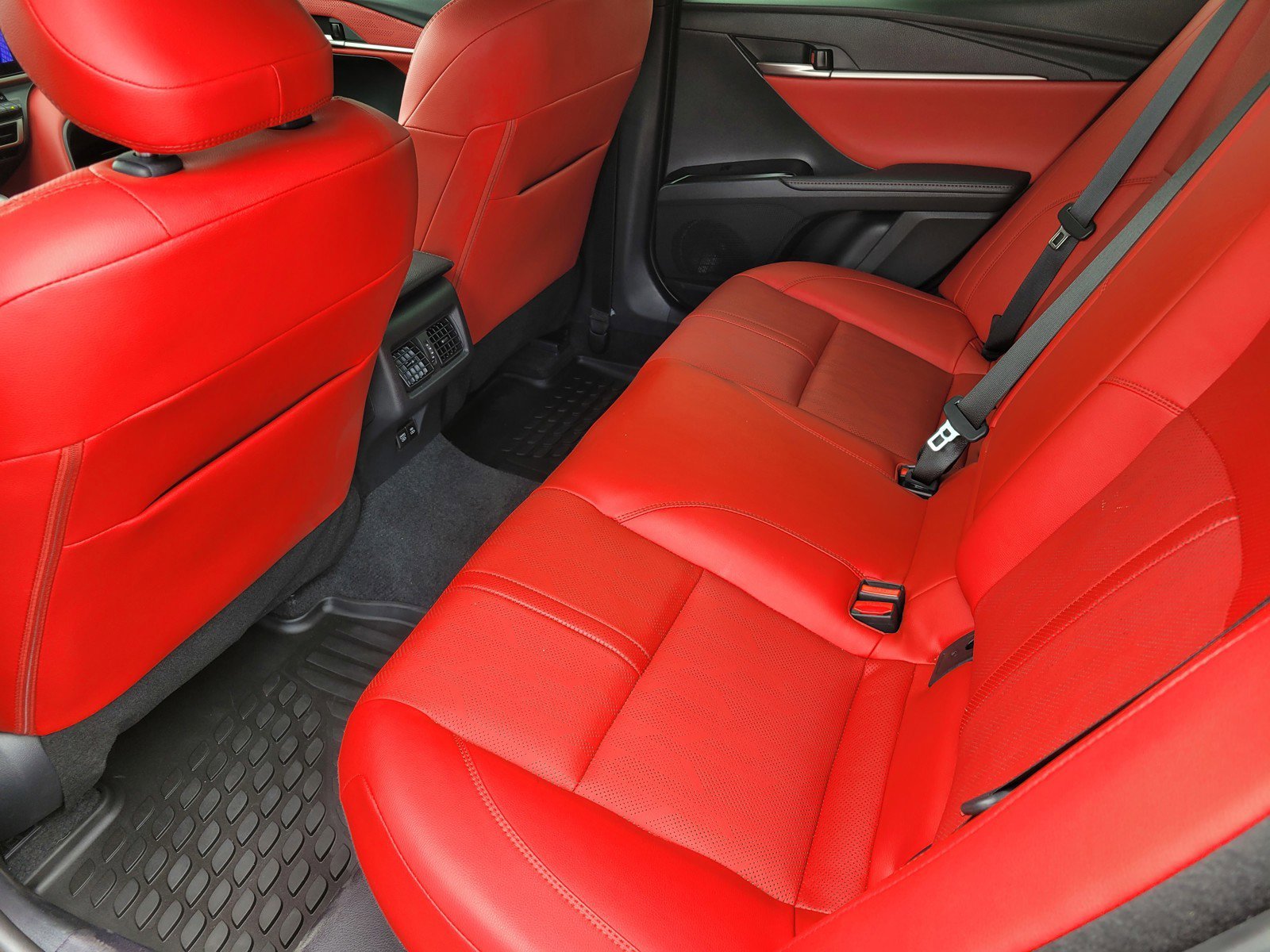 Used 2025  Toyota  image 12
