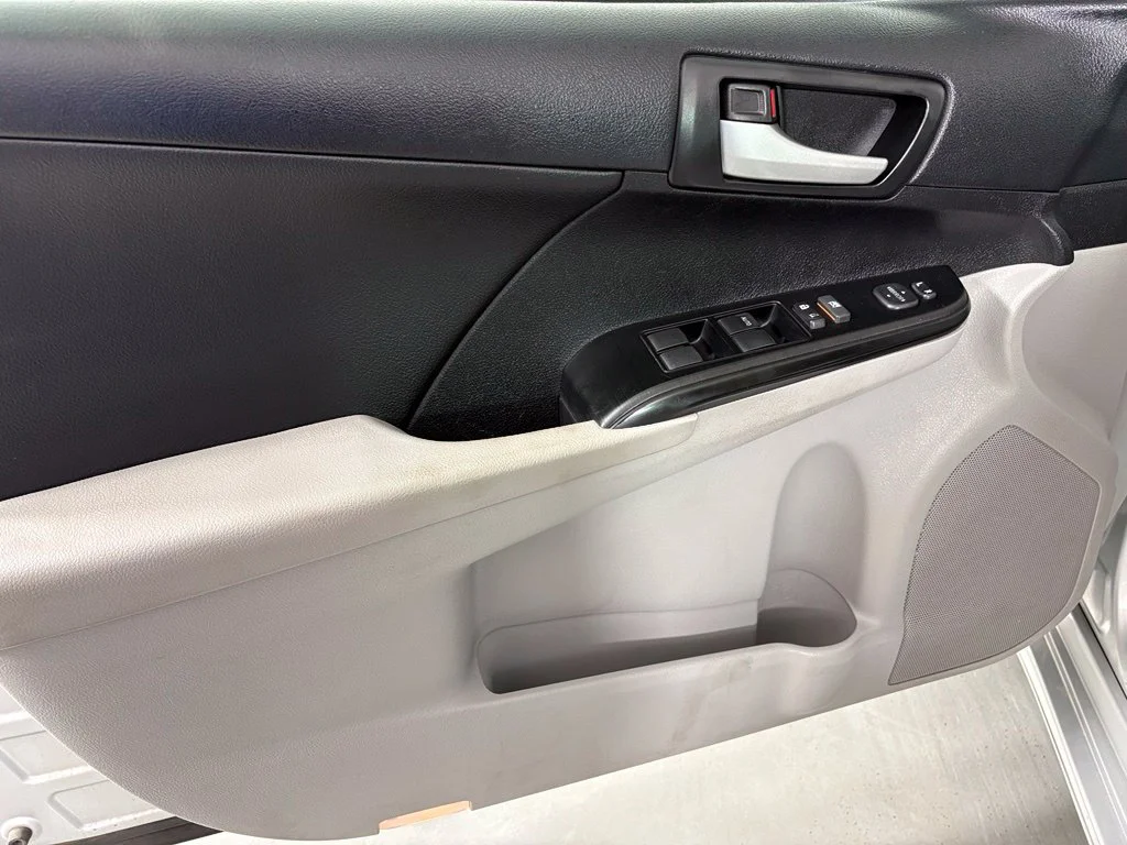 Used 2014 Silver Toyota LE image 12