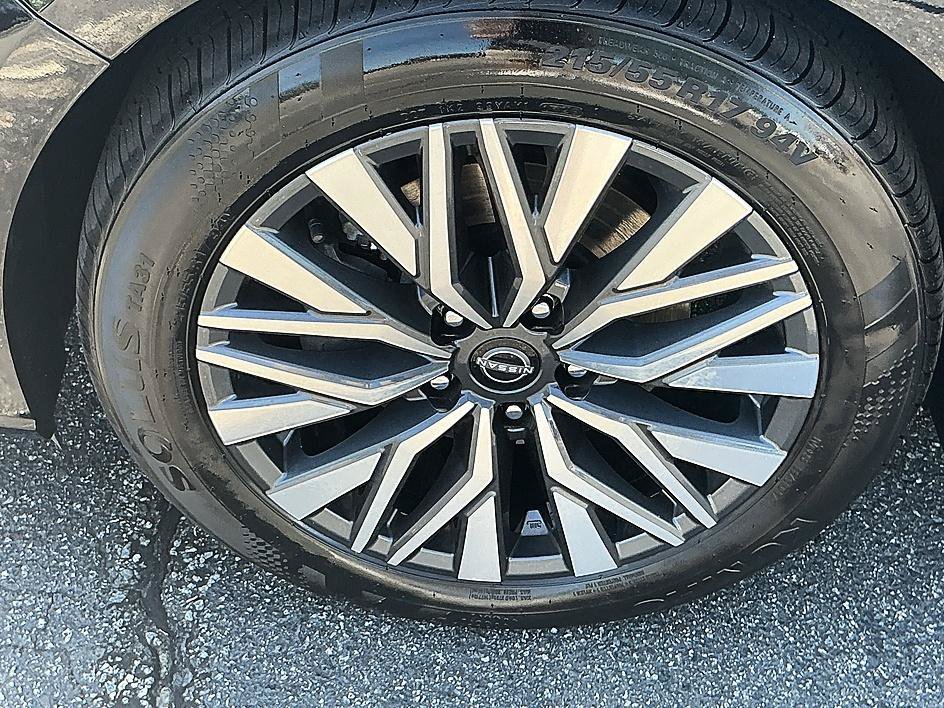 Used 2024 Super Black Nissan 2.5 SV image 10