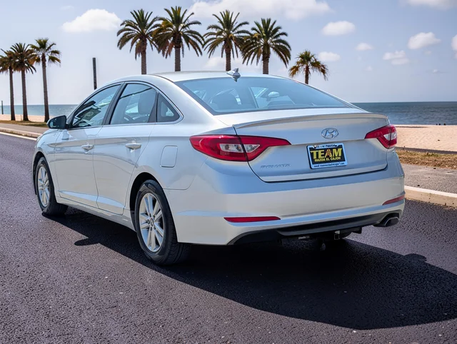 Used 2017 Silver Hyundai Base image 7