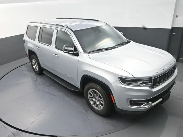 Used 2023 Silver Jeep Base image 11