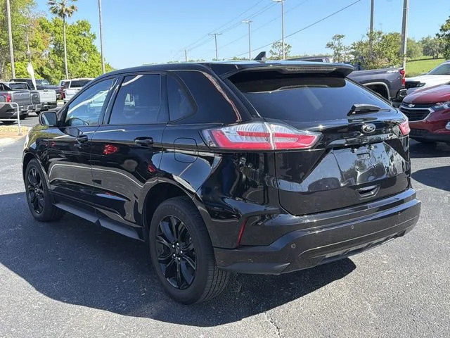 Used 2022 Black Ford SE image 7