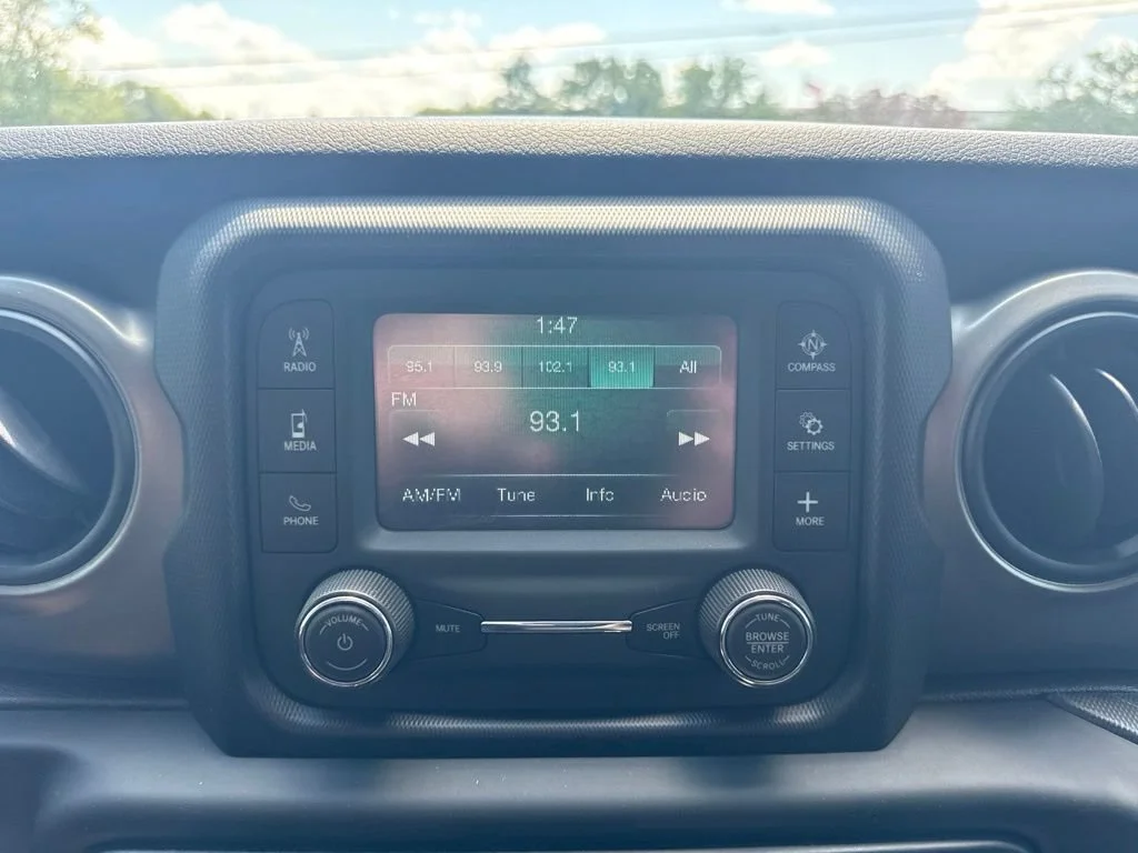 Used 2019  Jeep Sport image 14