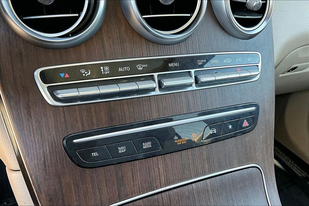 Used 2022 White Mercedes-Benz GLC 300 image 21