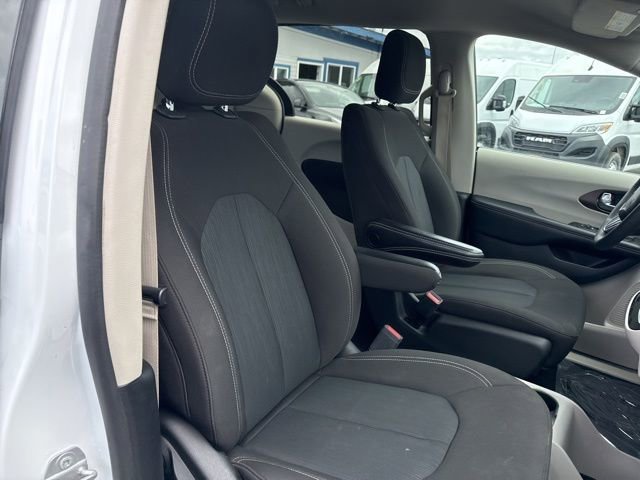 Used 2023 Bright White Clearcoat Chrysler LX image 10