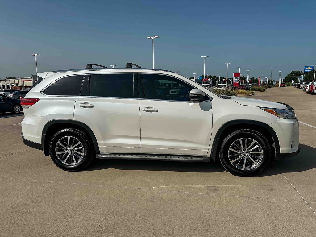 Used 2018 White Toyota XLE image 2