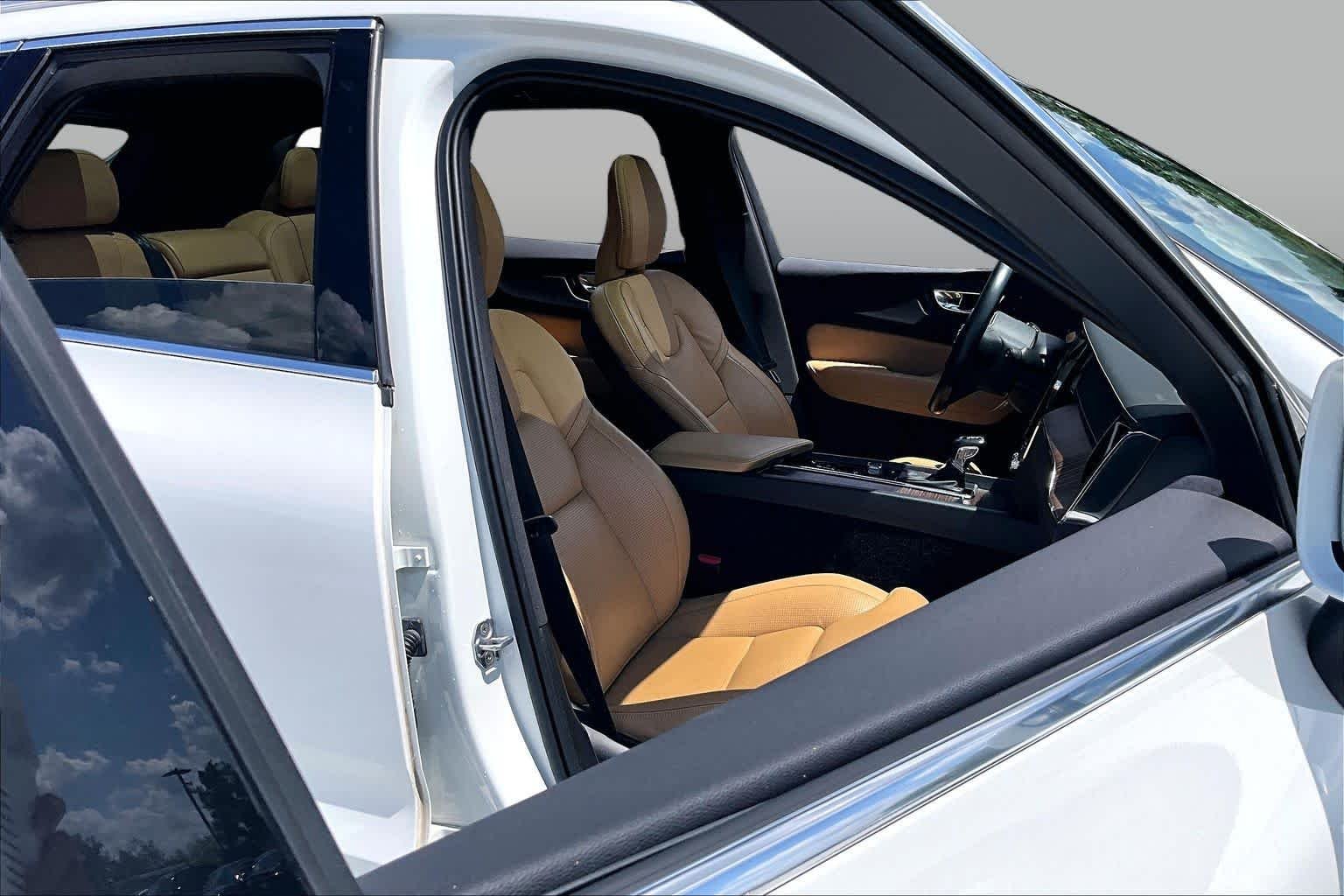 Used 2021 Crystal White Metallic Volvo Inscription image 9