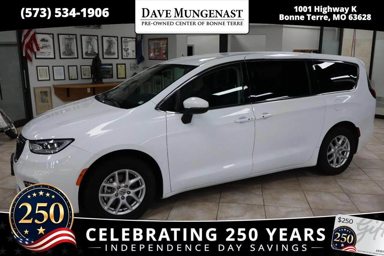 2023 Chrysler Pacifica Touring L's photo