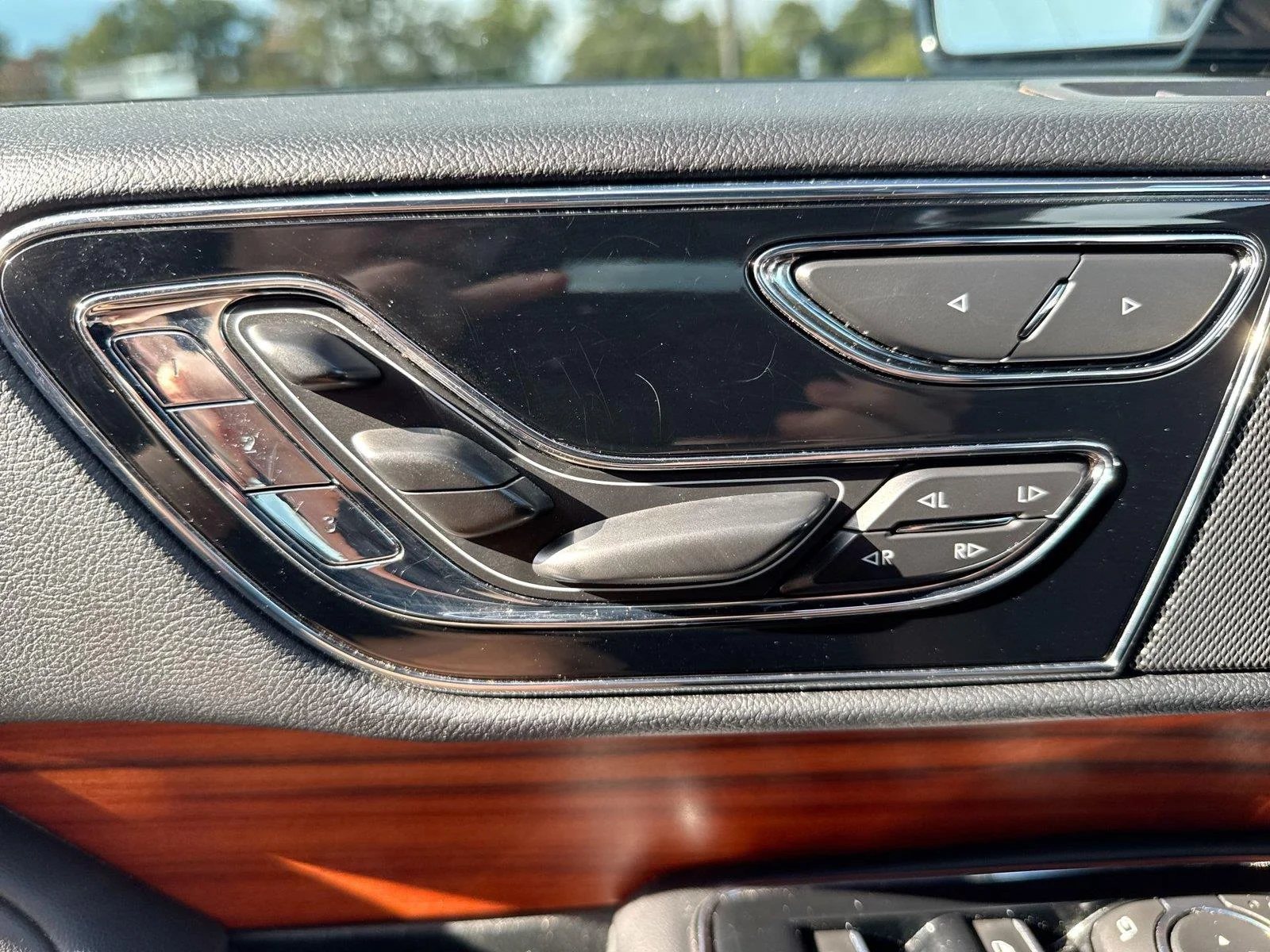 Used 2019 Infinite Black Metallic Lincoln Reserve image 4